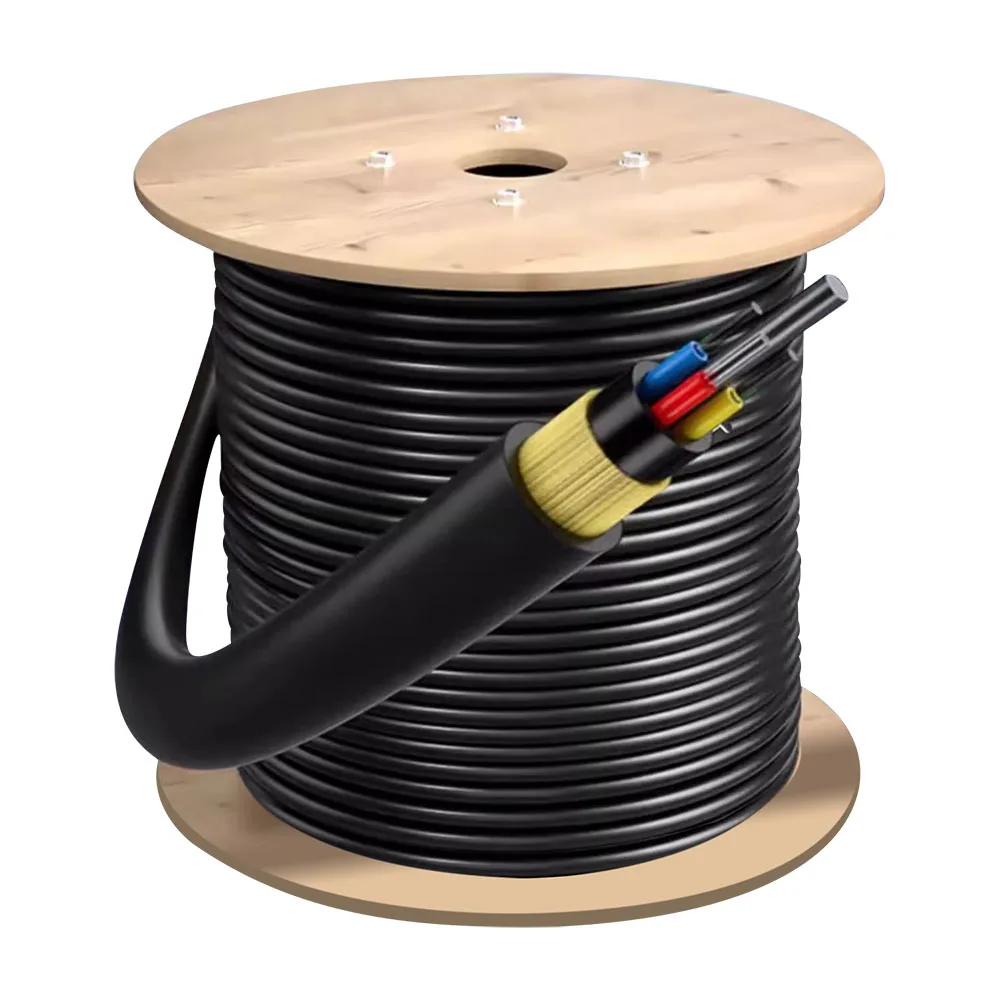 Cabo de fibra óptica ADSS para uso externo, enrolado em um feixe redondo em um carretel de madeira.