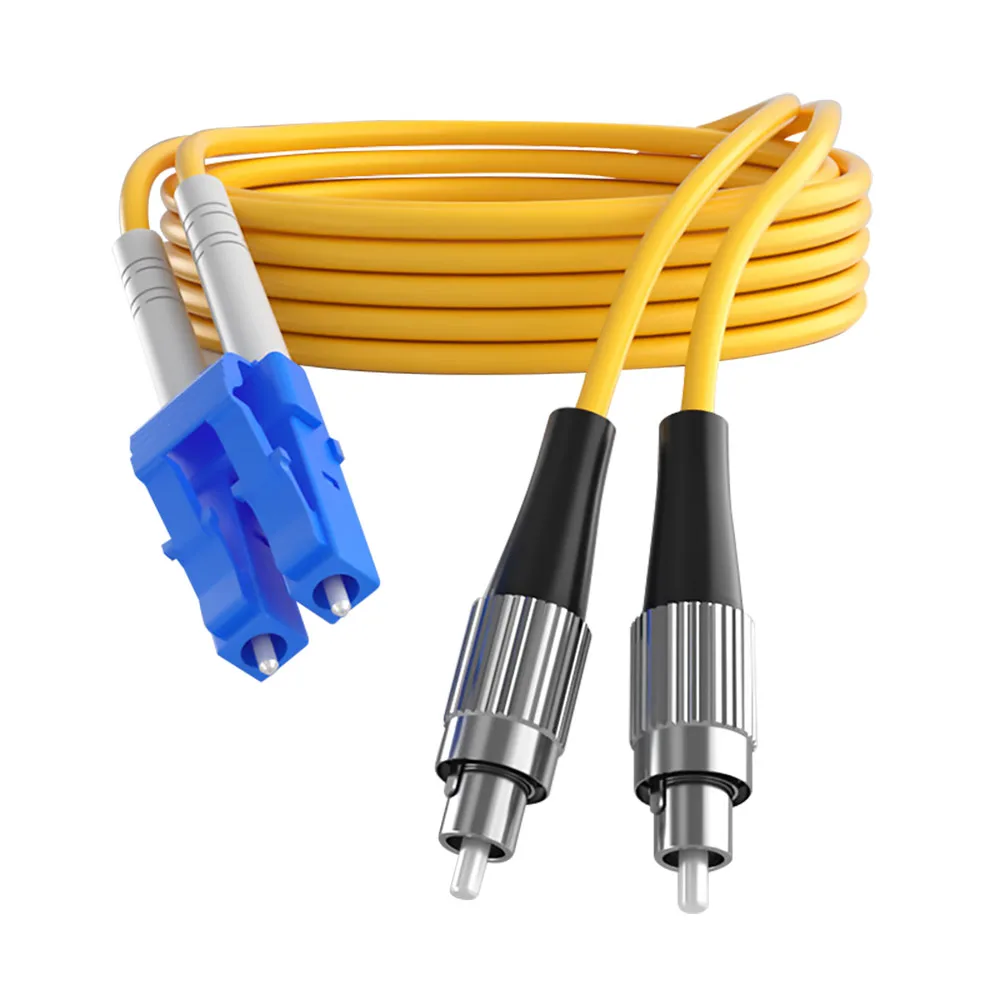 Primo piano del connettore del cavo patch in fibra ottica FC/UPC a LC/UPC (vista circolare)
