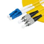 Vista laterale del cavo patch in fibra ottica FC/UPC a LC/UPC