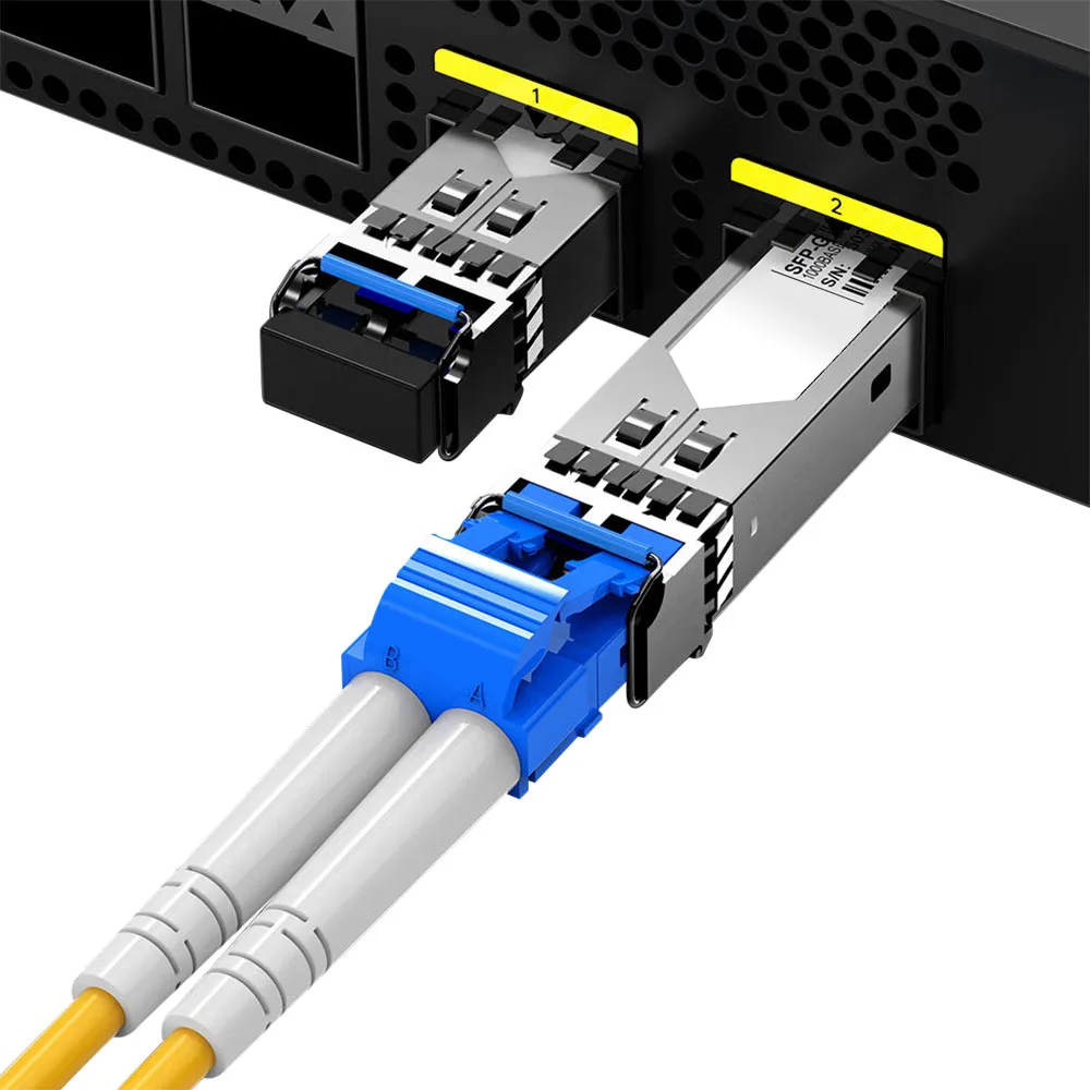 Cavo patch in fibra ottica da FC/UPC a LC/UPC collegato a un transceiver