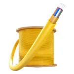 Волоконно-оптический кабель GJFJV с плотным буфером 0.9 мм, свернутый в круглый жгут на деревянной катушке.