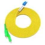 LC/UPC naar SC/APC patchkabel opgerold in een cirkel
