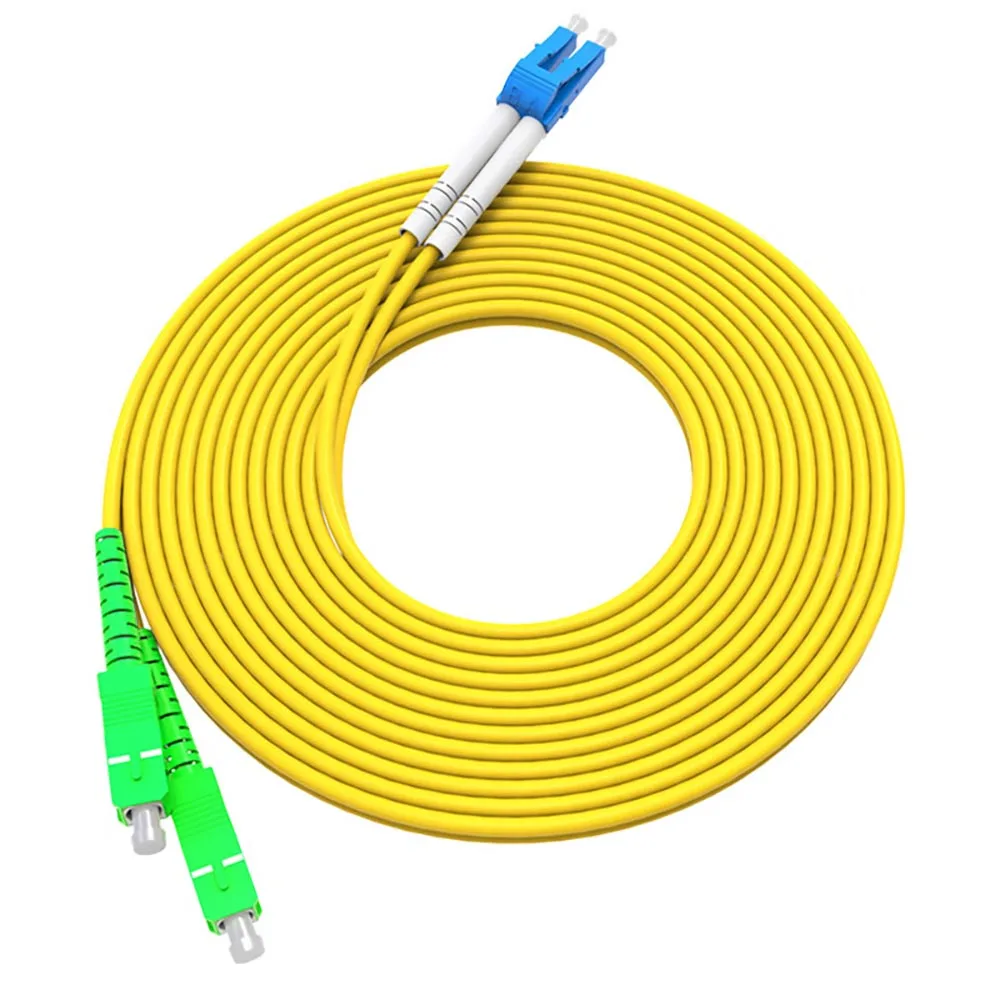 LC/UPC naar SC/APC patchkabel opgerold in een cirkel