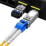 LC/UPC naar SC/APC patchkabel aangesloten op transceiver