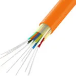 Van dichtbij is een enkele vezelstreng van de aangepaste OM1 Multimode Simplex Fiber Optic Breakout-kabel te zien.