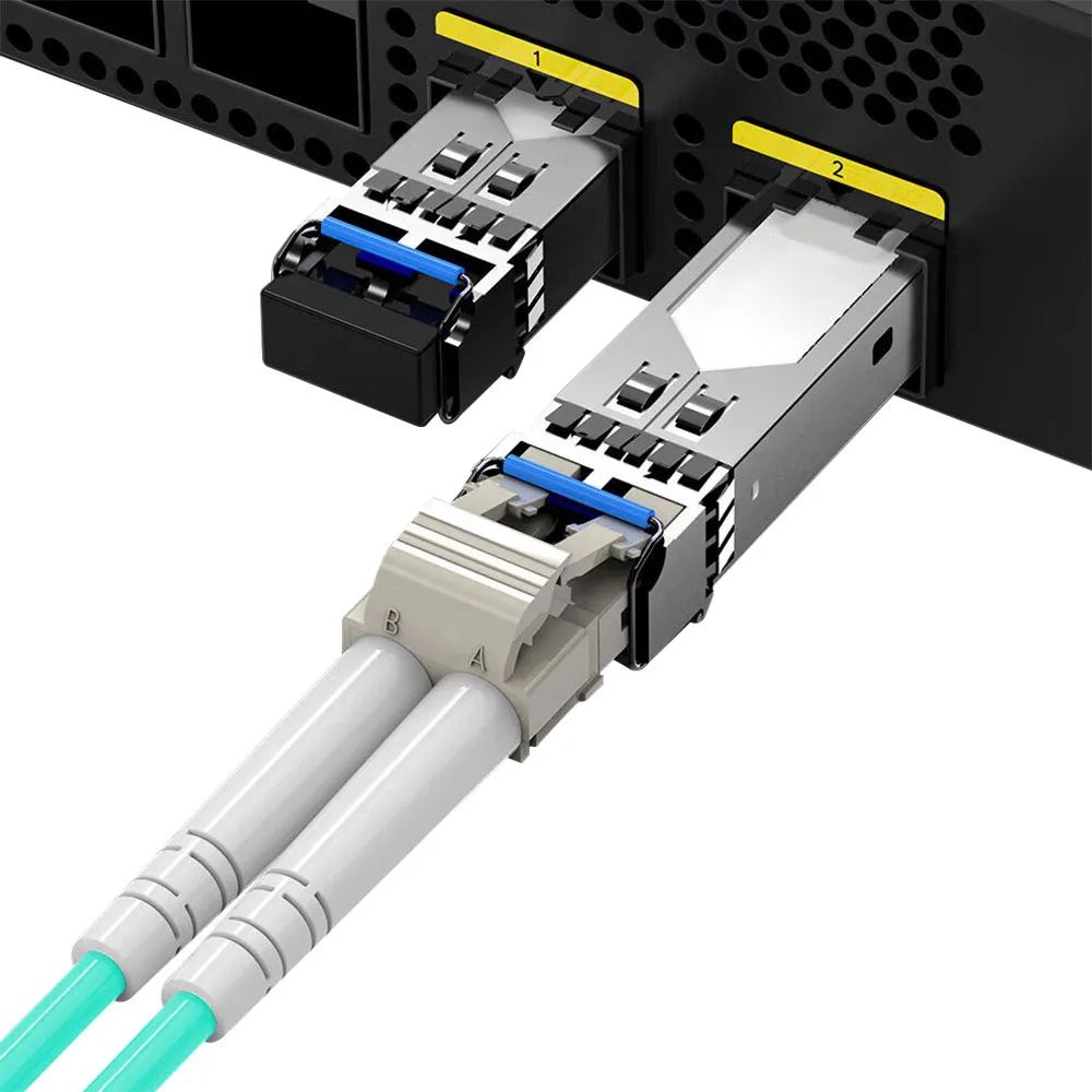 Cavo patch in fibra duplex LC UPC-SC UPC collegato al transceiver