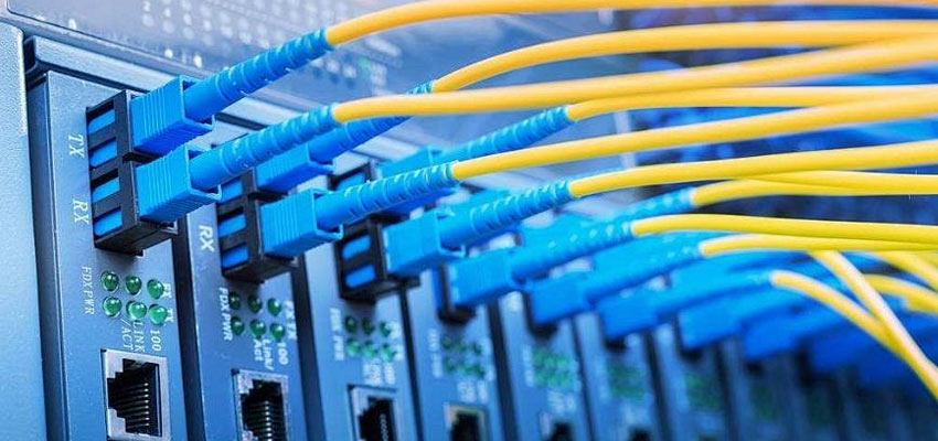 Fiber media converters connect via SC, LC, ST, or FC.