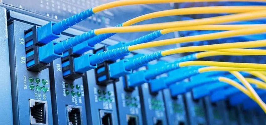 Fiber media converters connect via SC, LC, ST, or FC.