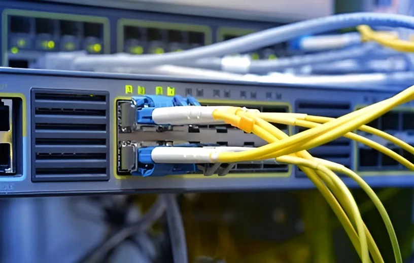 Primer plano del conector de fibra óptica LC-LC