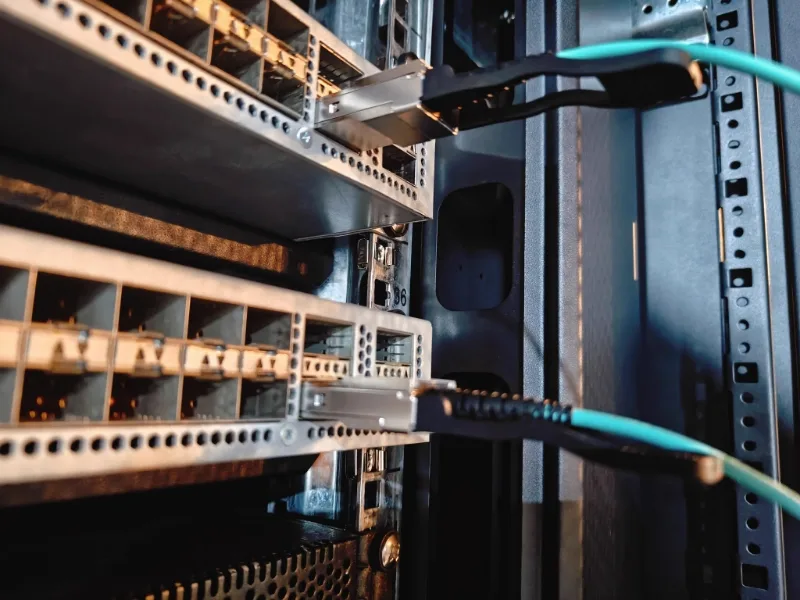 Os switches QSFP56 e QSFP28 funcionam em switches.