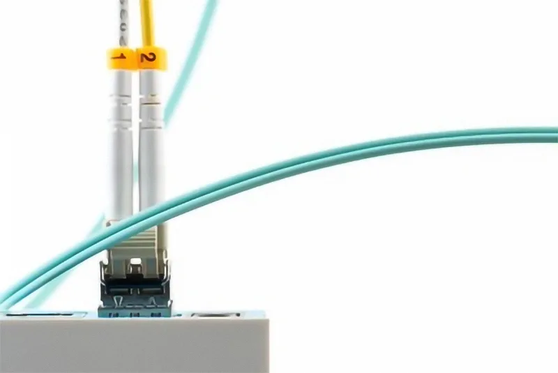 Le module SFP multimode se connecte via un câble de brassage.