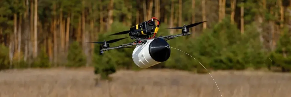 Máy bay không người lái cáp quang bay ở góc 45 độ