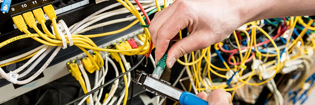 Kabel Patch Ethernet di Ruang Server yang Berantakan